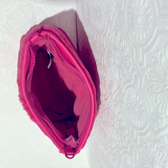 🎀Steve Madden Pink Faux Fur 2- In-1  Tote Set Brand New with Tags 🎀 - Picture 11 of 12